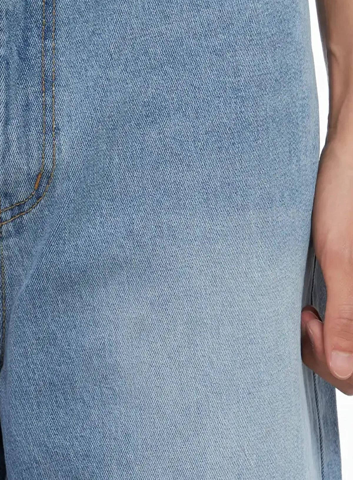 Men's Light-Wash Relaxed Jeans IL516