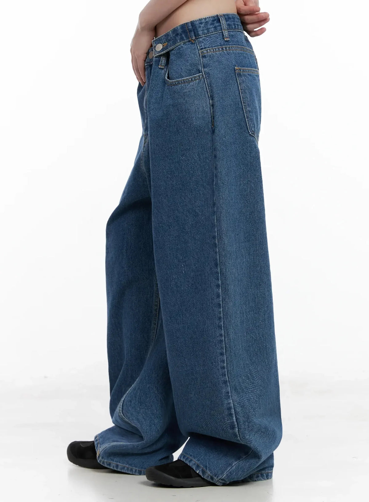 Pharita Loose-Fit Jeans IL528