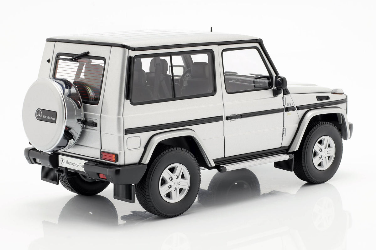 Silver 1/18 Diecast Car Model K9408