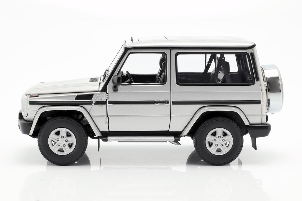 Silver 1/18 Diecast Car Model K9408
