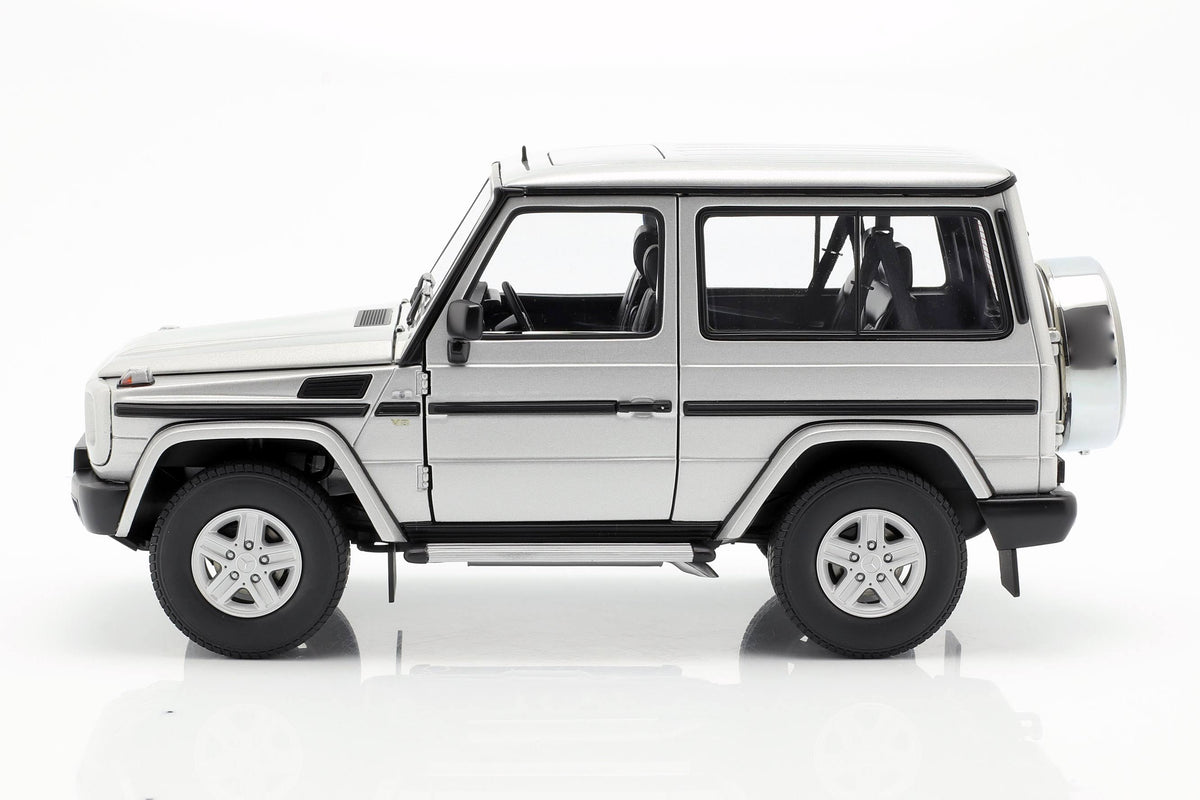 Silver 1/18 Diecast Car Model K9408