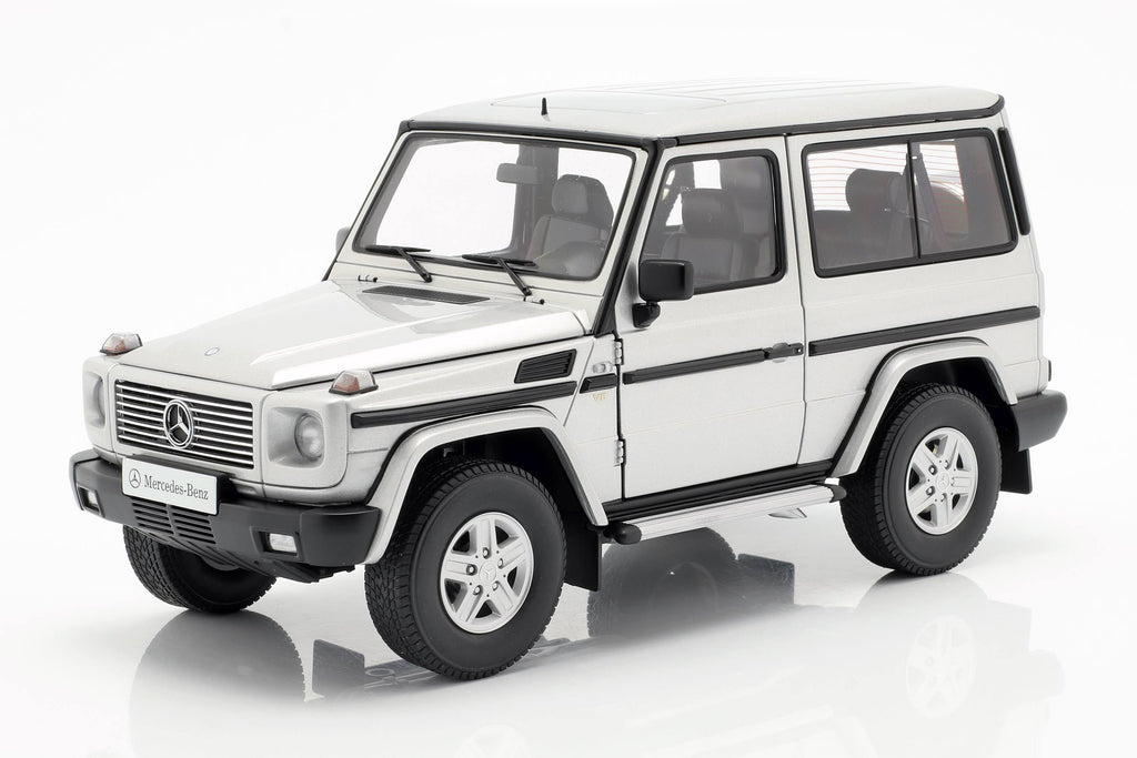Silver 1/18 Diecast Car Model K9408