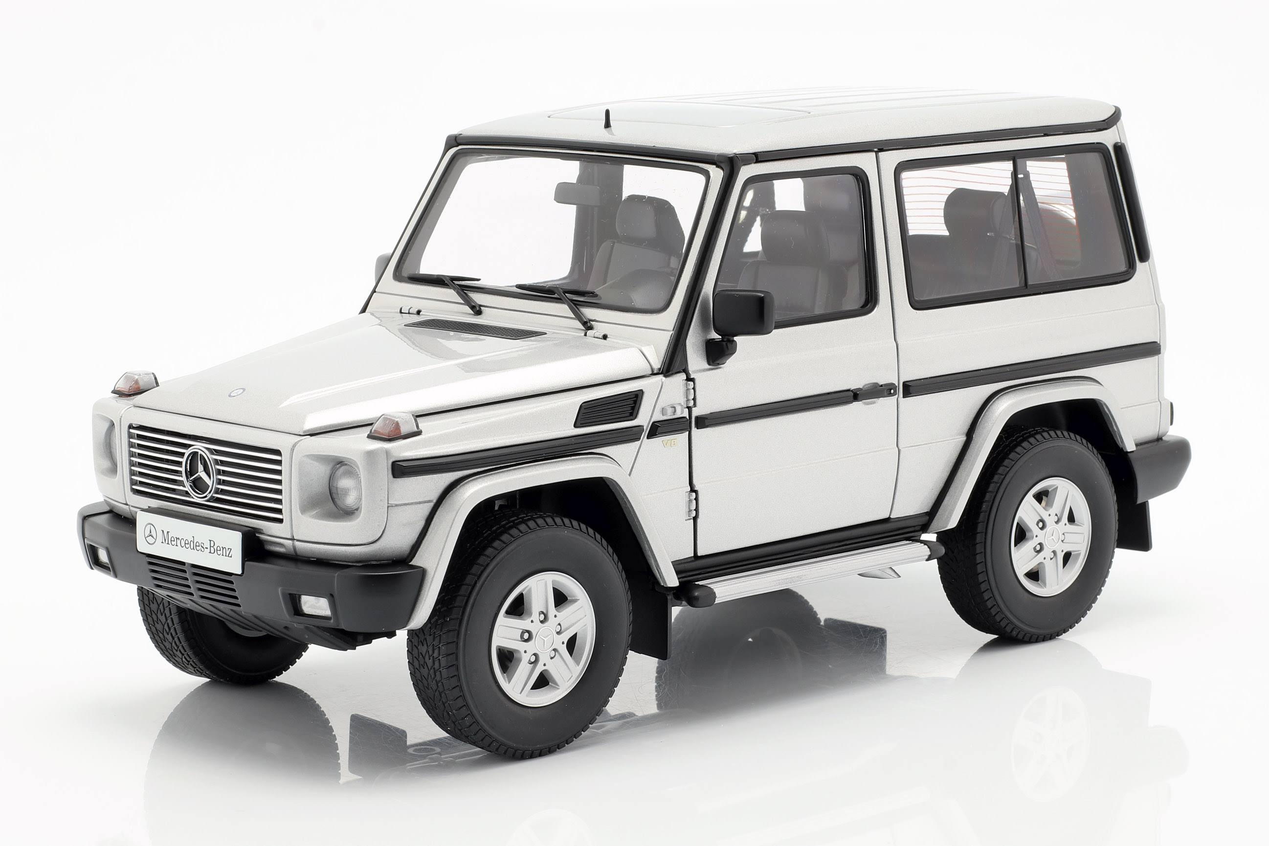 Silver 1/18 Diecast Car Model K9408