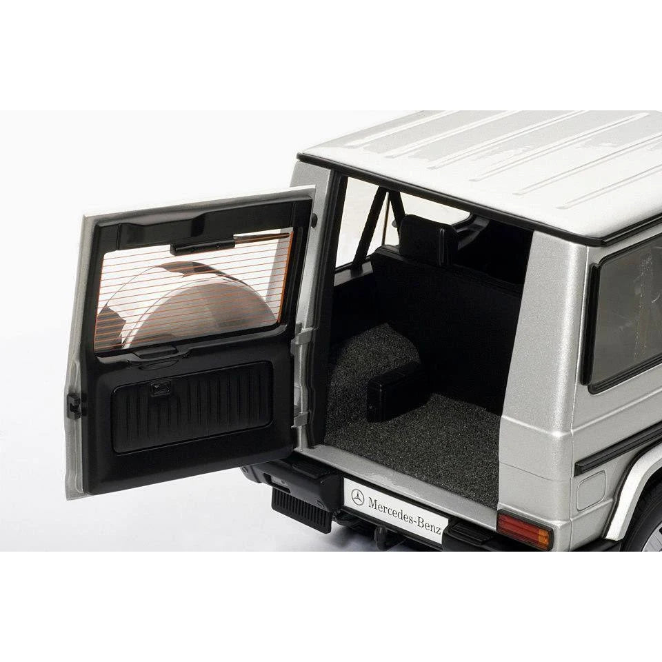 Silver 1/18 Diecast Car Model K9408