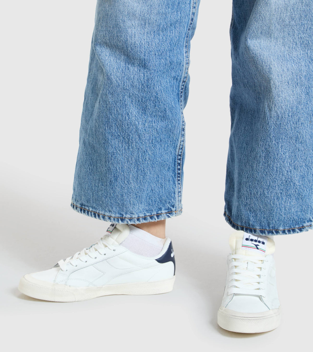 Dirty White Leather Shoes D535982