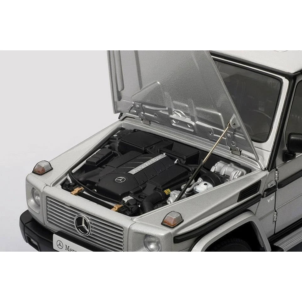 Silver 1/18 Diecast Car Model K9408